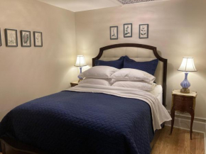 Pineapple House, Cozy Garden Apartment, City Center! Marble-Tiled Bathroom! FREE parking!